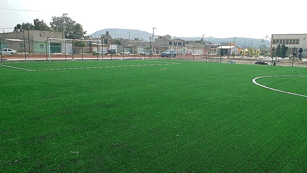Cancha de fútbol soccer con pasto sintético en Chimalhuacán, Estado de México