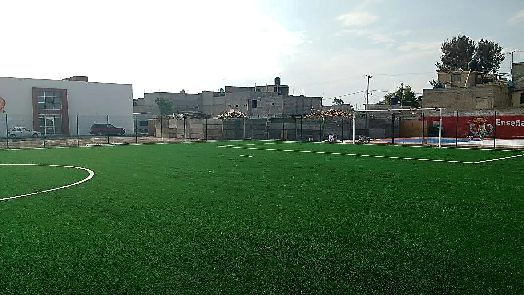 Cancha de fútbol soccer con pasto sintético en Chimalhuacán, Estado de México: líneas de juego insertadas en el pasto
