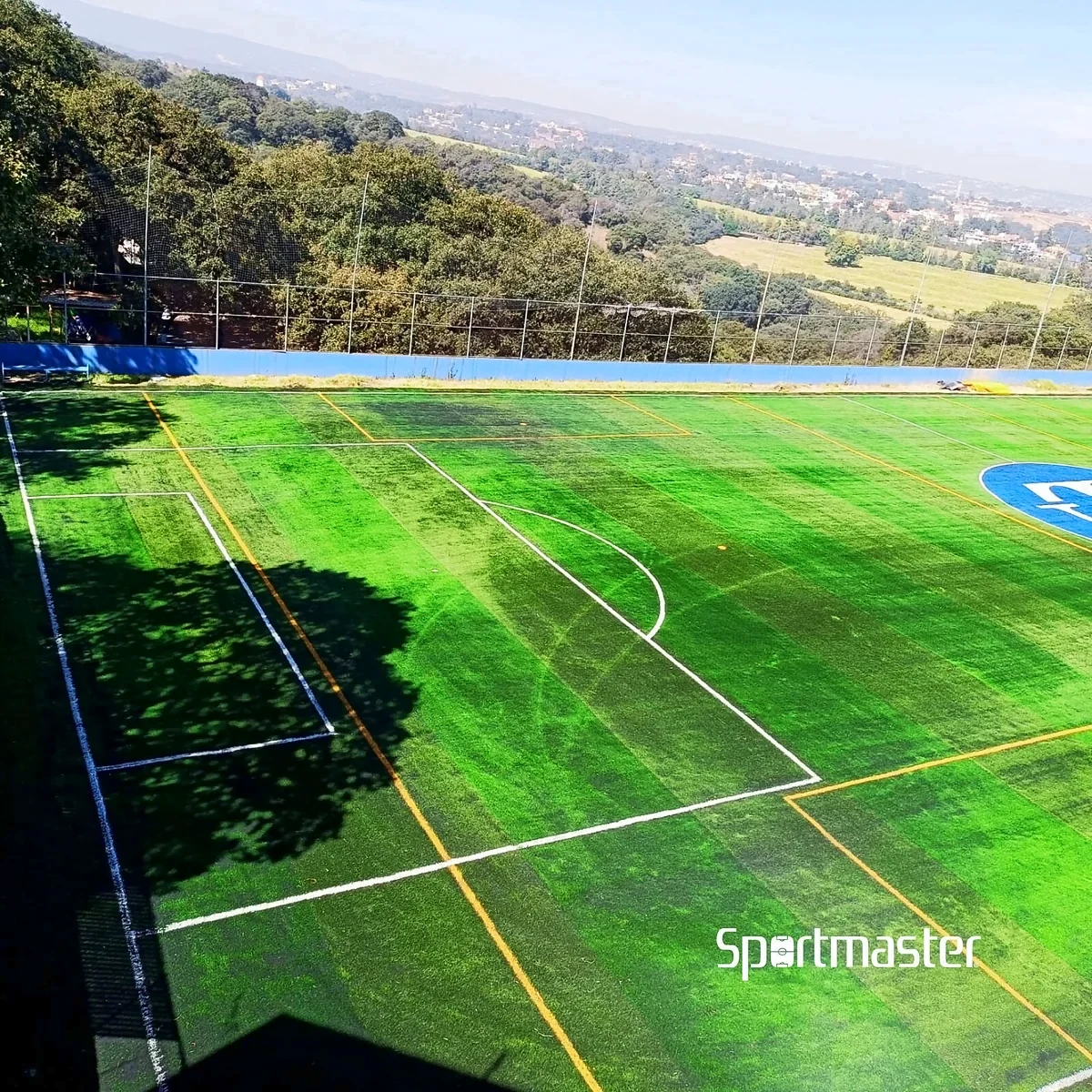 Cancha de fútbol soccer con pasto sintético en Instituto Thomas Jefferson, Atizapán de Zaragoza, Estado de México: otra vista de la cancha