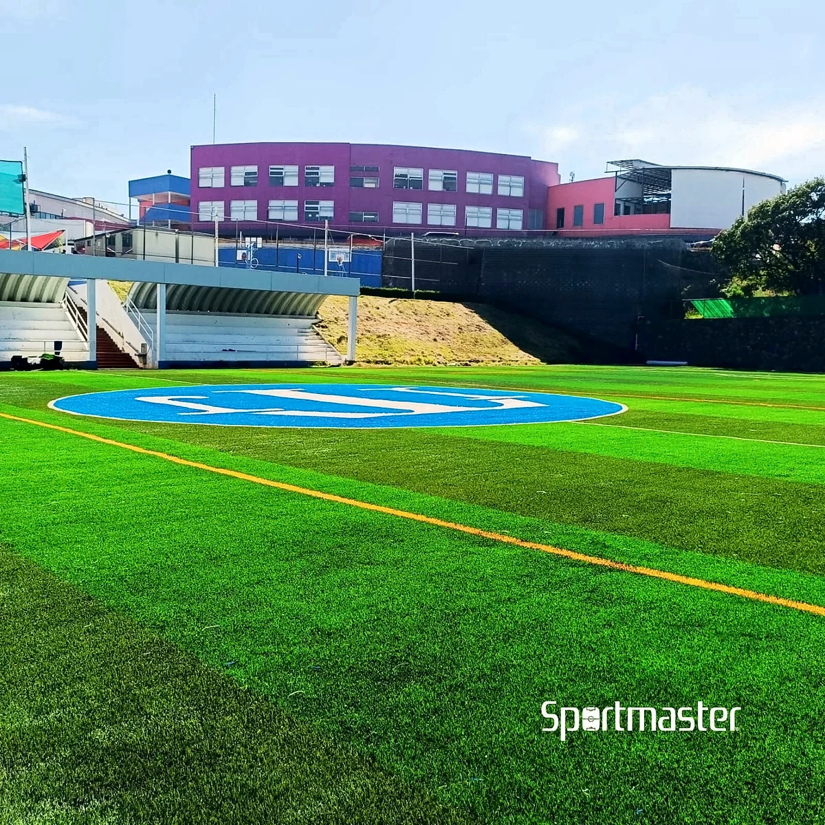 Cancha de fútbol soccer con pasto sintético en Instituto Thomas Jefferson, Atizapán de Zaragoza, Estado de México: pasto sintético deportivo recién cepillado