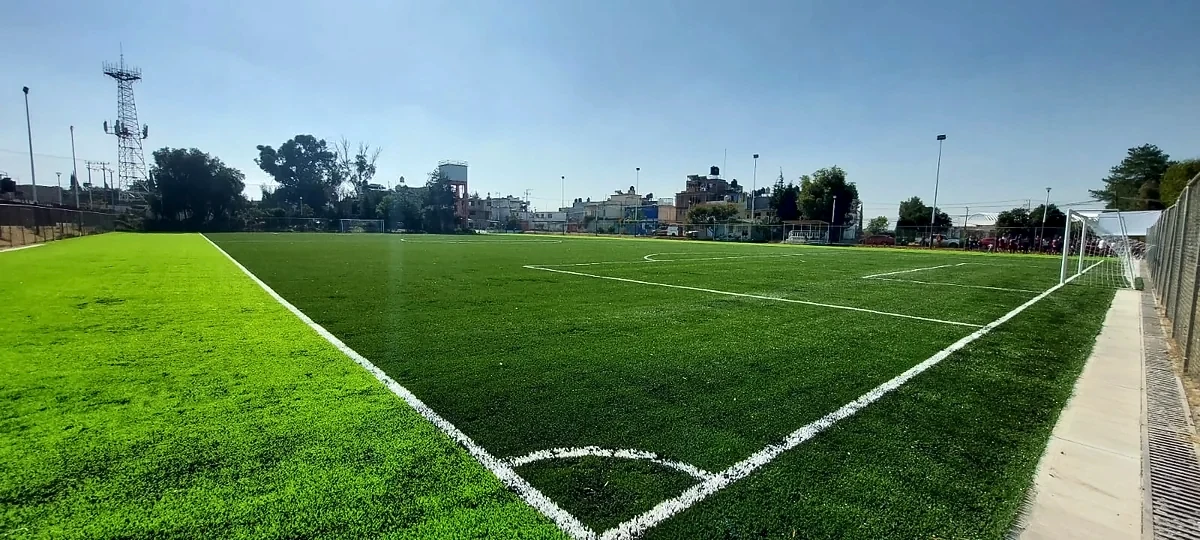 Cancha de fútbol soccer con pasto sintético en Parque El Cooperativo, Texcoco, Estado de México: la cancha desdel fondo