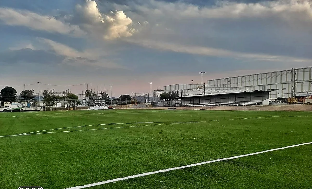 Cancha de fútbol soccer con pasto sintético en Planta FORD, Cuautitlán Izcalli, Estado de México: líneas de juego insertadas en el pasto