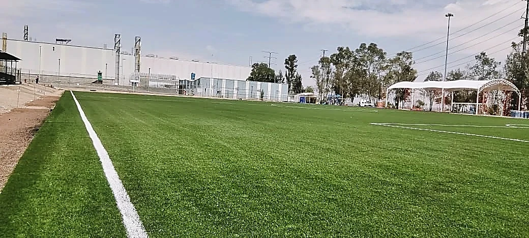 Cancha de fútbol soccer con pasto sintético en Planta FORD, Cuautitlán Izcalli, Estado de México: la cancha desde la línea lateral