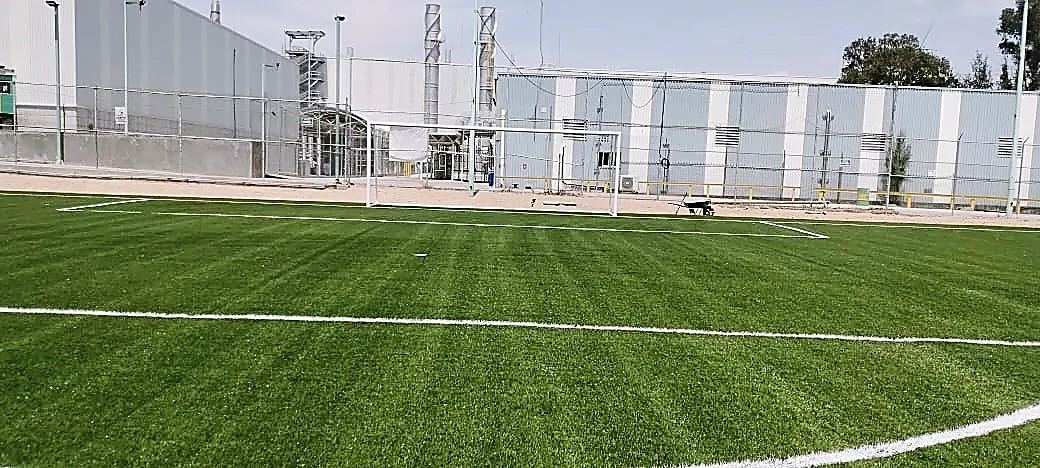 Cancha de fútbol soccer con pasto sintético en Planta FORD, Cuautitlán Izcalli, Estado de México: otra vista de la cancha