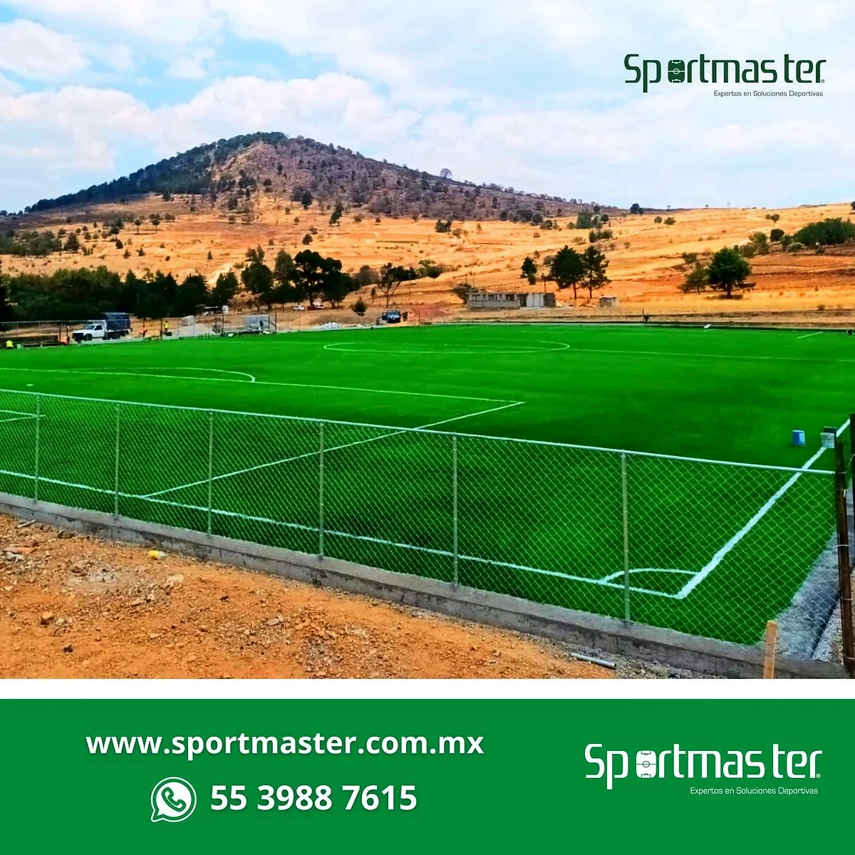 Cancha de fútbol soccer con pasto sintético en San Pedro del Rosal, Estado de México: la cancha desde la línea lateral