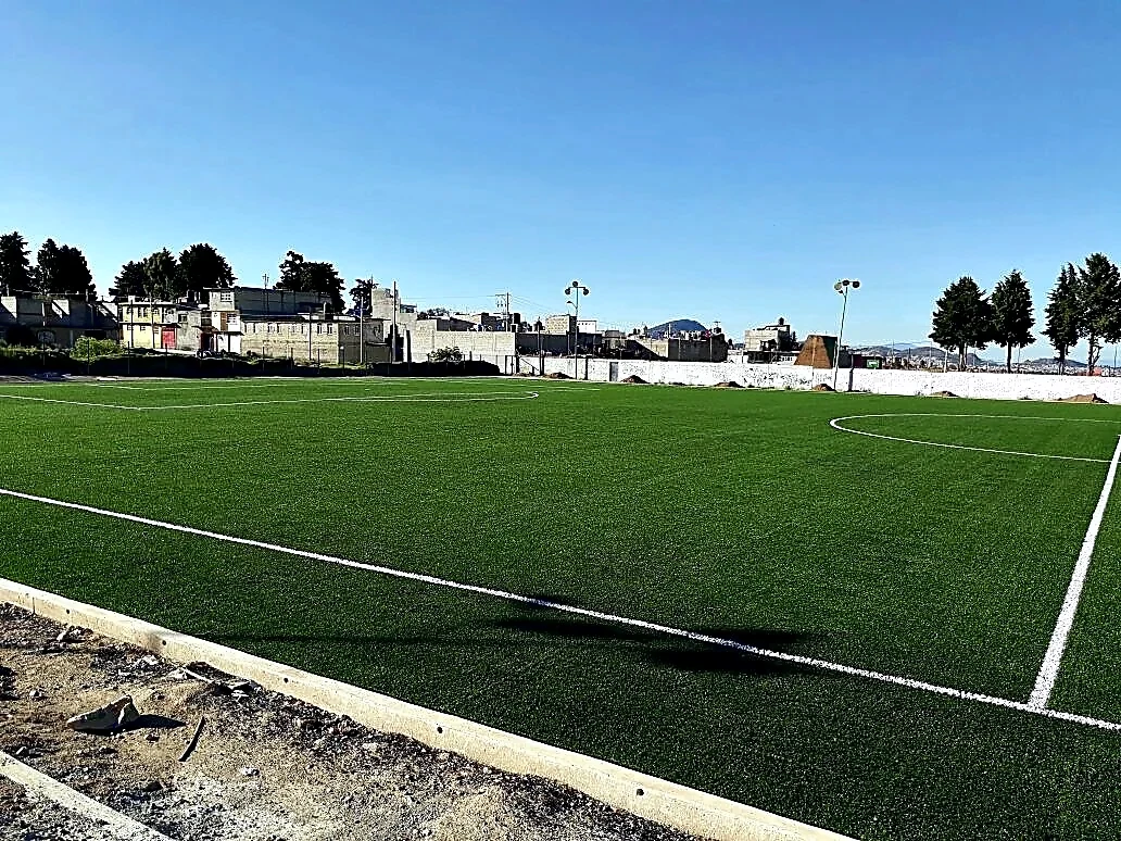 Cancha de fútbol soccer con pasto sintético en Toluca, Estado de México: la cancha desde la línea lateral