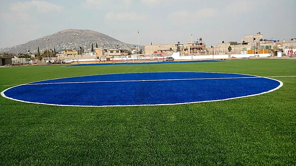 Cancha de fútbol soccer con pasto sintético en Unidad Deportiva Atlicpac, Los Reyes La Paz, Estado de México: líneas de juego insertadas en el pasto