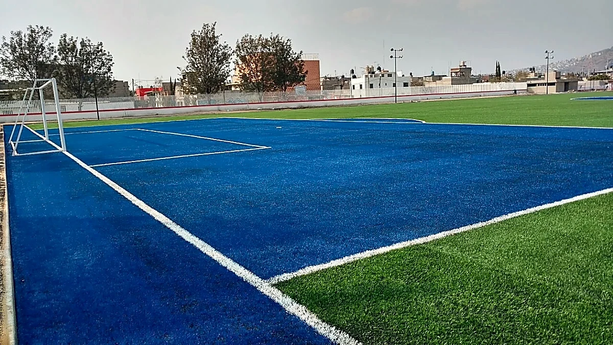 Cancha de fútbol soccer con pasto sintético en Unidad Deportiva Atlicpac, Los Reyes La Paz, Estado de México: otra vista de la cancha