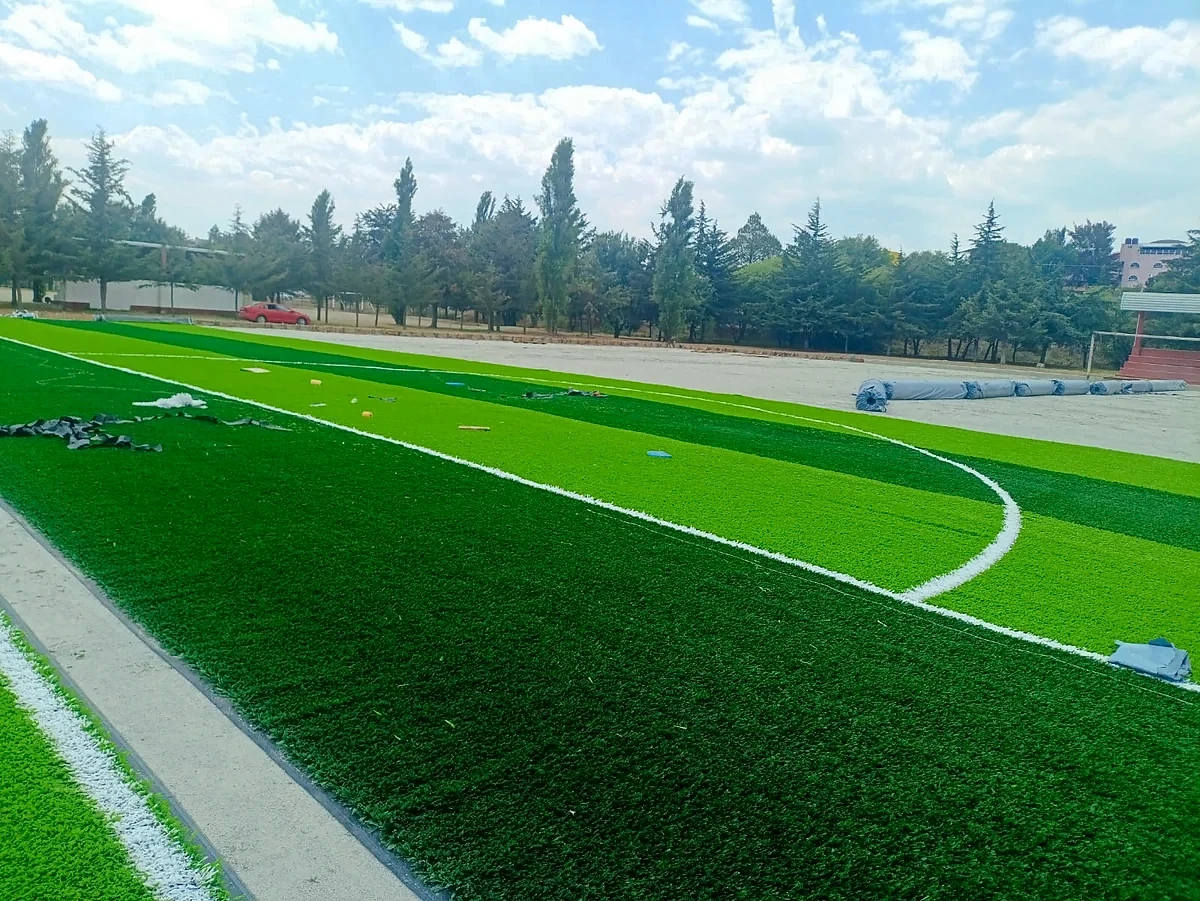 Detalle del pasto sintético de la cancha de fútbol soccer en Atlacomulco, Estado de México