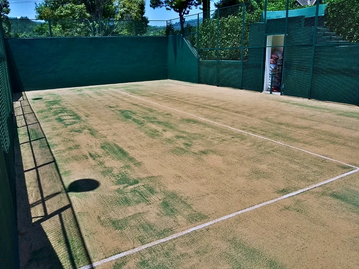 Cancha de pádel con pasto sintético en Cancha Vega del Valle, Valle de Bravo, Estado de México: otra vista de la cancha