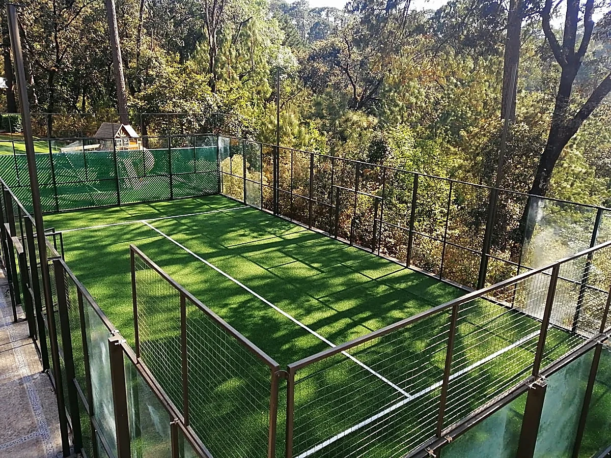 Cancha de pádel con pasto sintético en Valle de Bravo, Estado de México: pasto sintético y líneas de juego