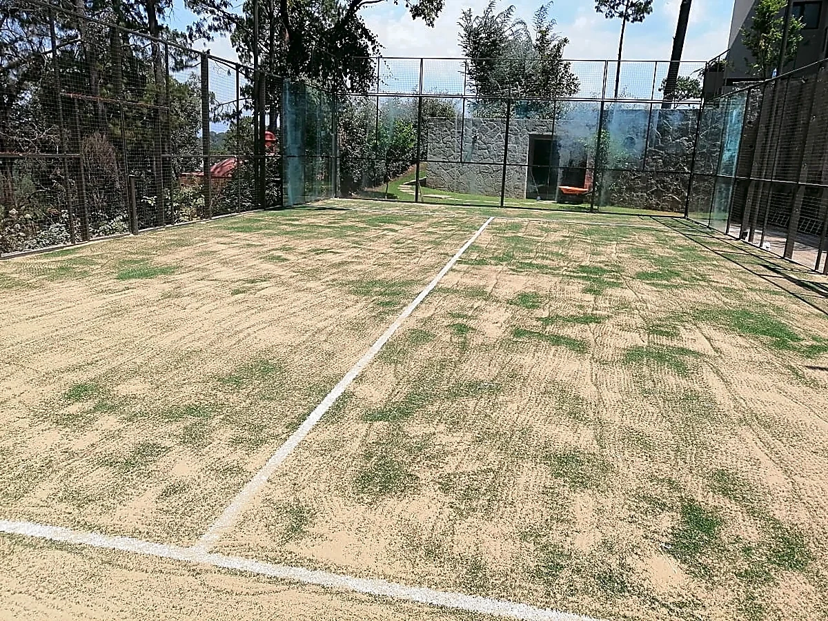 Cancha de pádel con pasto sintético en Valle de Bravo, Estado de México: otra vista de la cancha