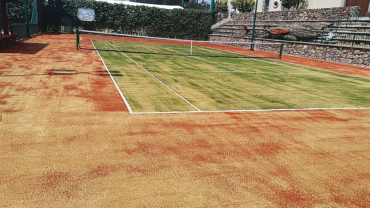 Detalle del pasto sintético de la cancha de tenis en Lerma, Estado de México