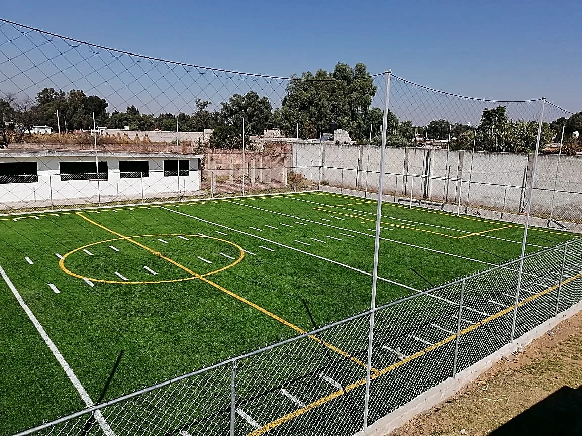 Cancha de tochito con pasto sintético en San Sebastián, Zumpango, Estado de México: yardas y números insertados en el pasto