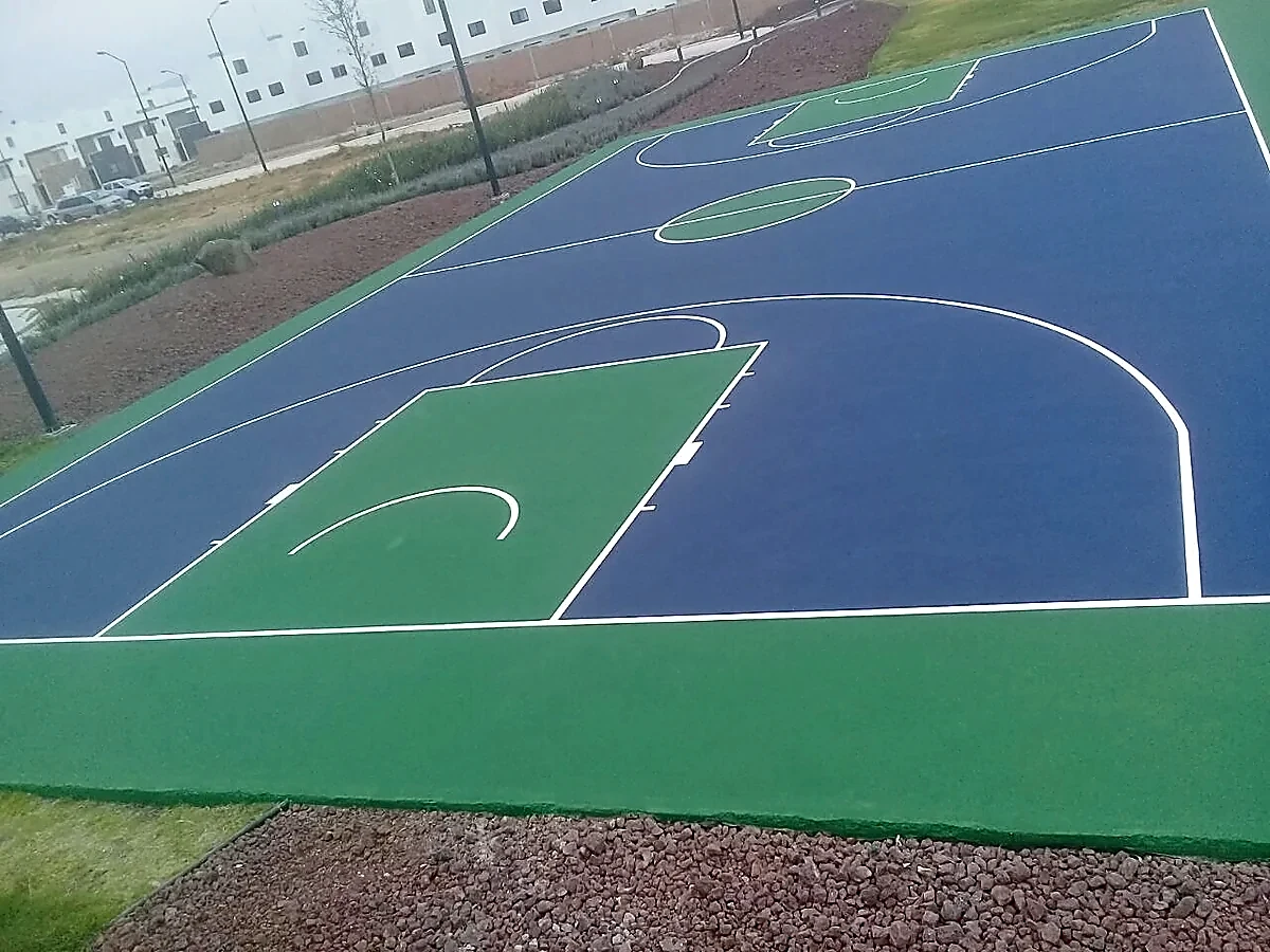 Cancha de básquetbol con pasto sintético en Celaya, Guanajuato: superficie y líneas de juego
