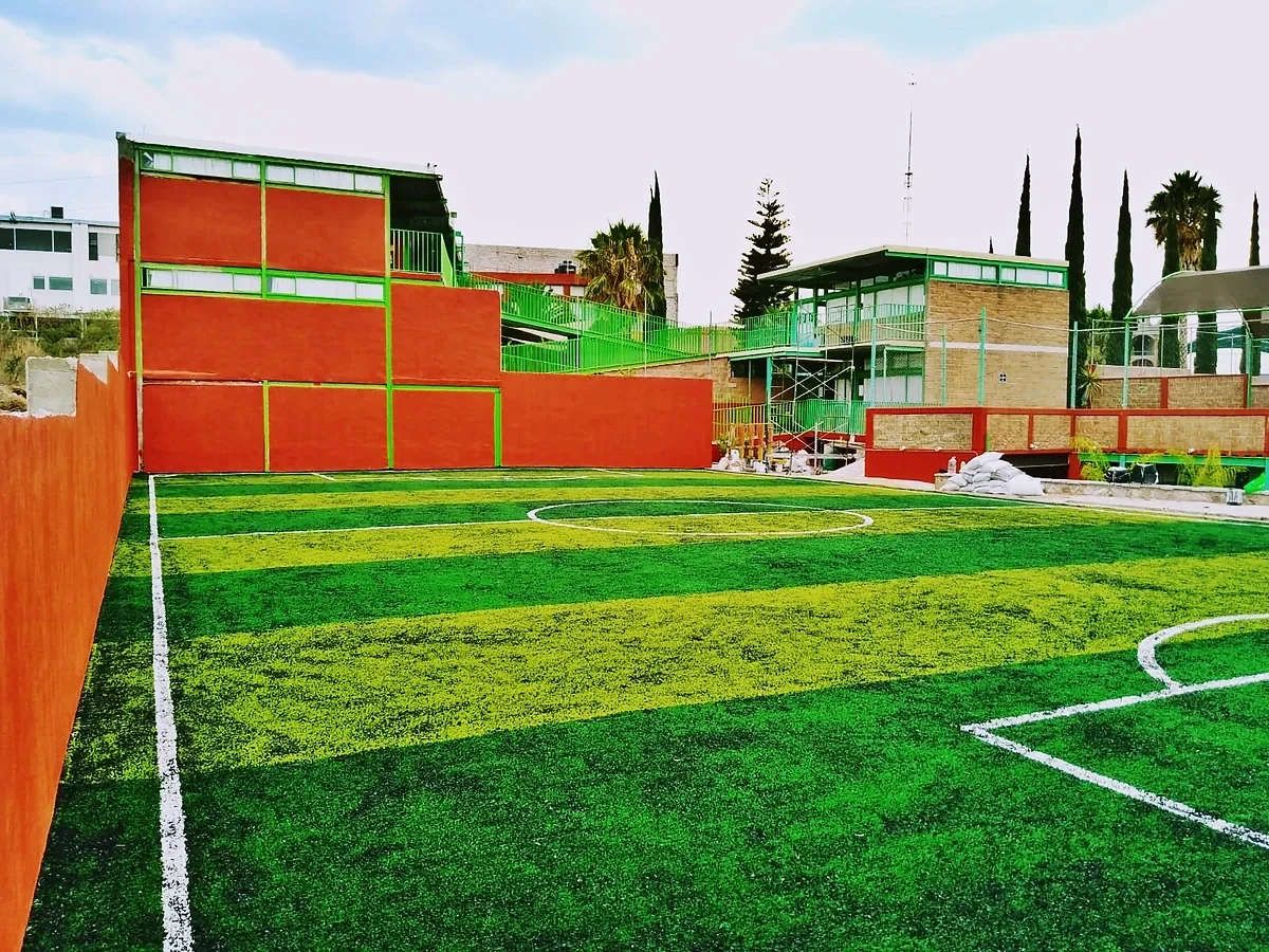 Cancha de fútbol 5 con pasto sintético en San Miguel de Allende, Guanajuato: otra vista de la cancha