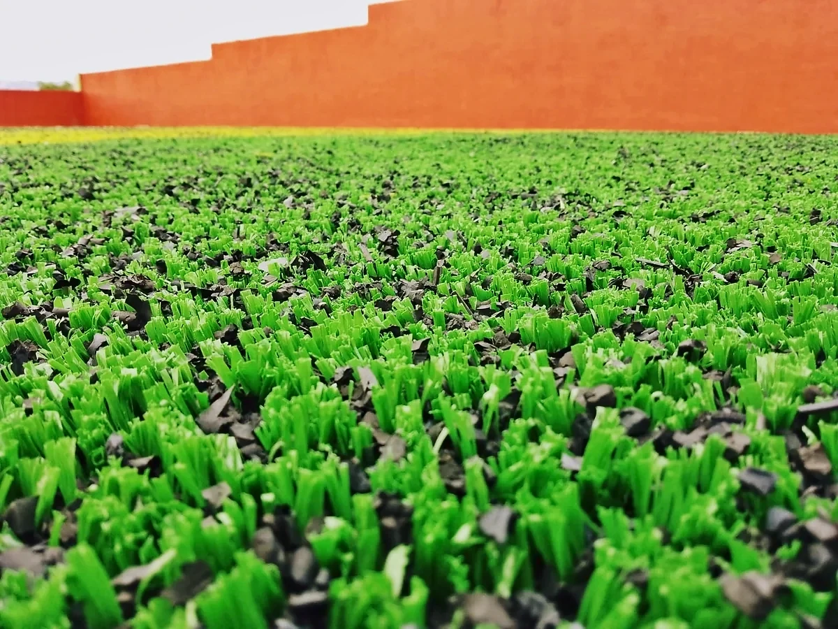 Detalle del pasto sintético de la cancha de fútbol 5 en San Miguel de Allende, Guanajuato