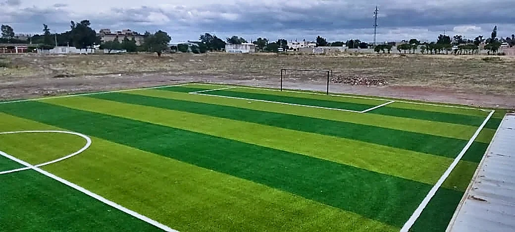 Cancha de fútbol 7 con pasto sintético en Cancha Joga Bonito, Cortazar, Guanajuato: la cancha desde la línea lateral