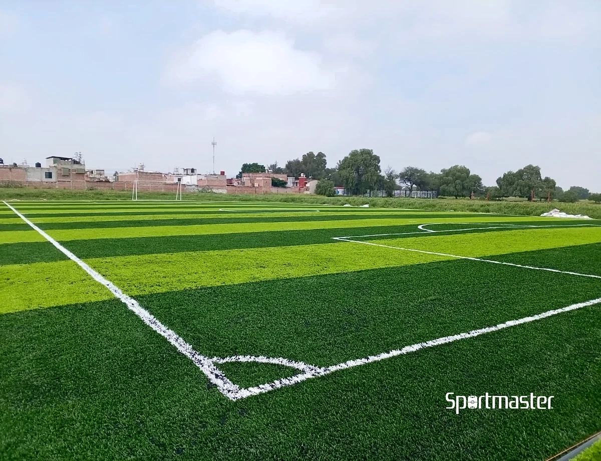 Cancha de fútbol 7 con pasto sintético en Cracks Arena, Apaseo el Grande, Guanajuato: líneas de juego insertadas en el mismo pasto