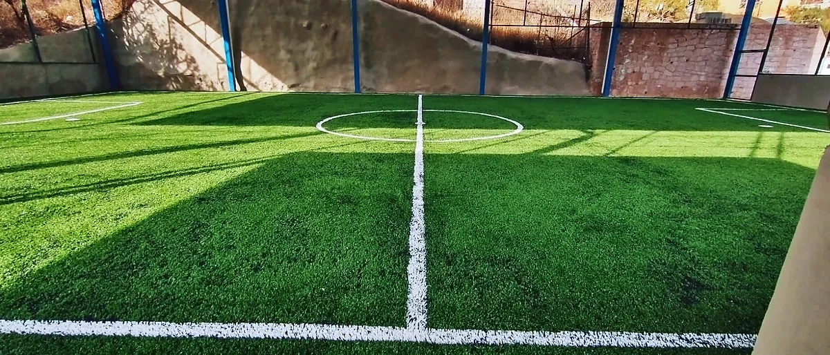 Cancha de fútbol 7 con pasto sintético en Lassalle, Guanajuato, Guanajuato: la cancha desde la línea lateral