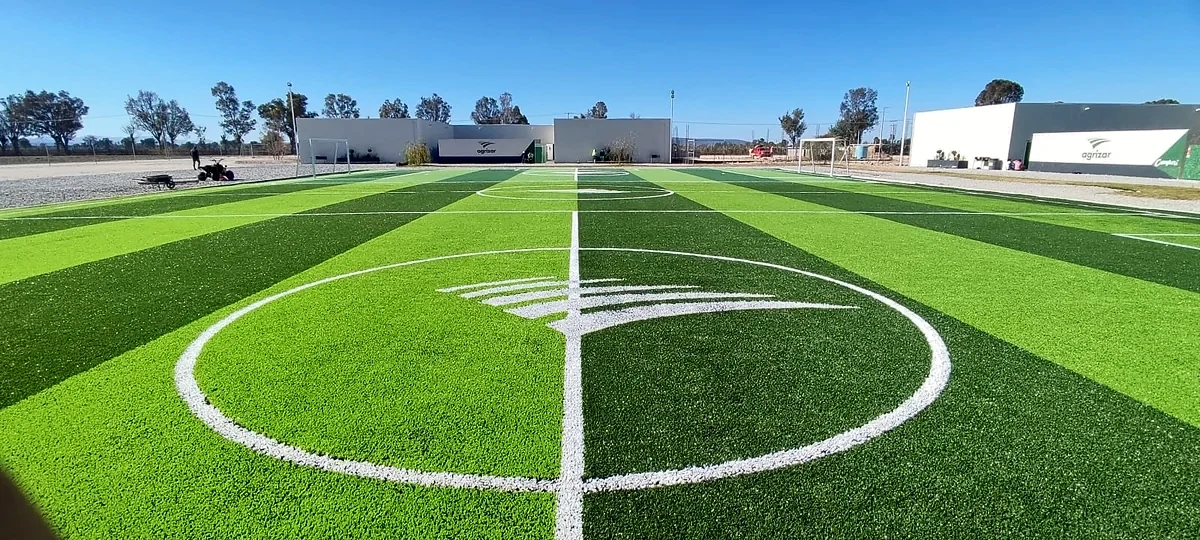 Cancha de fútbol 7 con pasto sintético en Rancho El Queretano, San Luis de la Paz