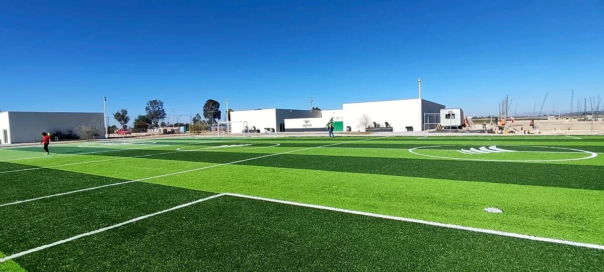 Cancha de fútbol 7 con pasto sintético en Rancho El Queretano, San Luis de la Paz, Guanajuato: líneas de juego insertadas en el mismo pasto