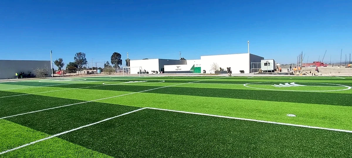 Cancha de fútbol 7 con pasto sintético en Rancho El Queretano, San Luis de la Paz, Guanajuato: otra vista de la cancha de fútbol 7