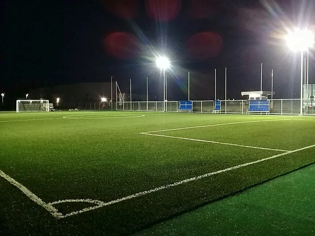 Cancha de fútbol 7 con pasto sintético en Y-Tec Keylex México, Salamanca, Guanajuato: líneas de juego insertadas en el mismo pasto