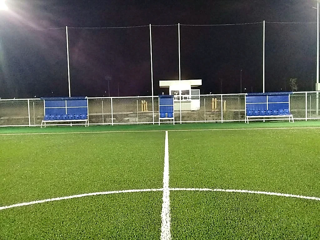 Cancha de fútbol 7 con pasto sintético en Y-Tec Keylex México, Salamanca, Guanajuato: vista de la cancha y su entorno