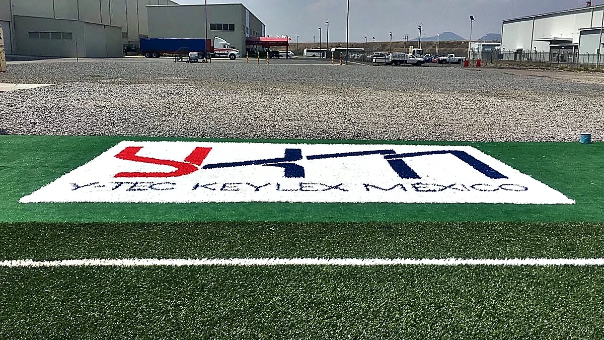 Detalle del pasto sintético de la cancha de fútbol 7 en Salamanca, Guanajuato
