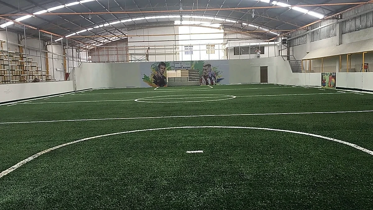 Cancha de fútbol rápido con pasto sintético en León, Guanajuato: líneas de juego insertadas en el pasto