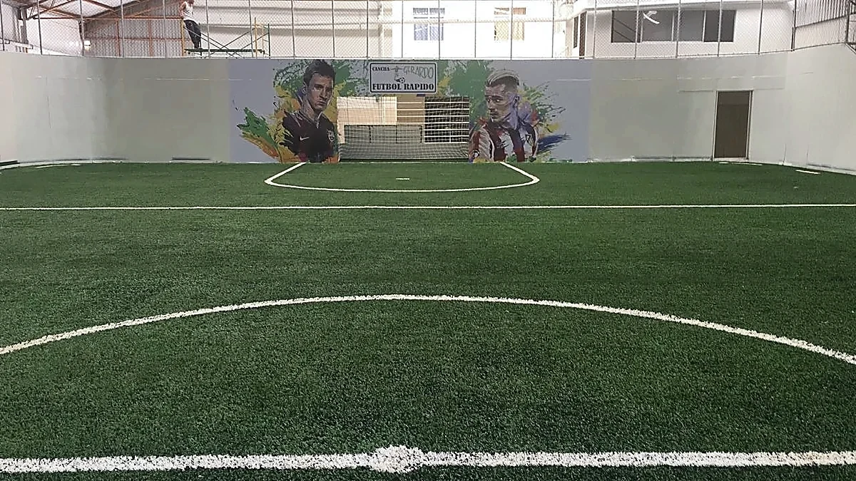 Cancha de fútbol rápido con pasto sintético en León, Guanajuato: la cancha desde la línea lateral