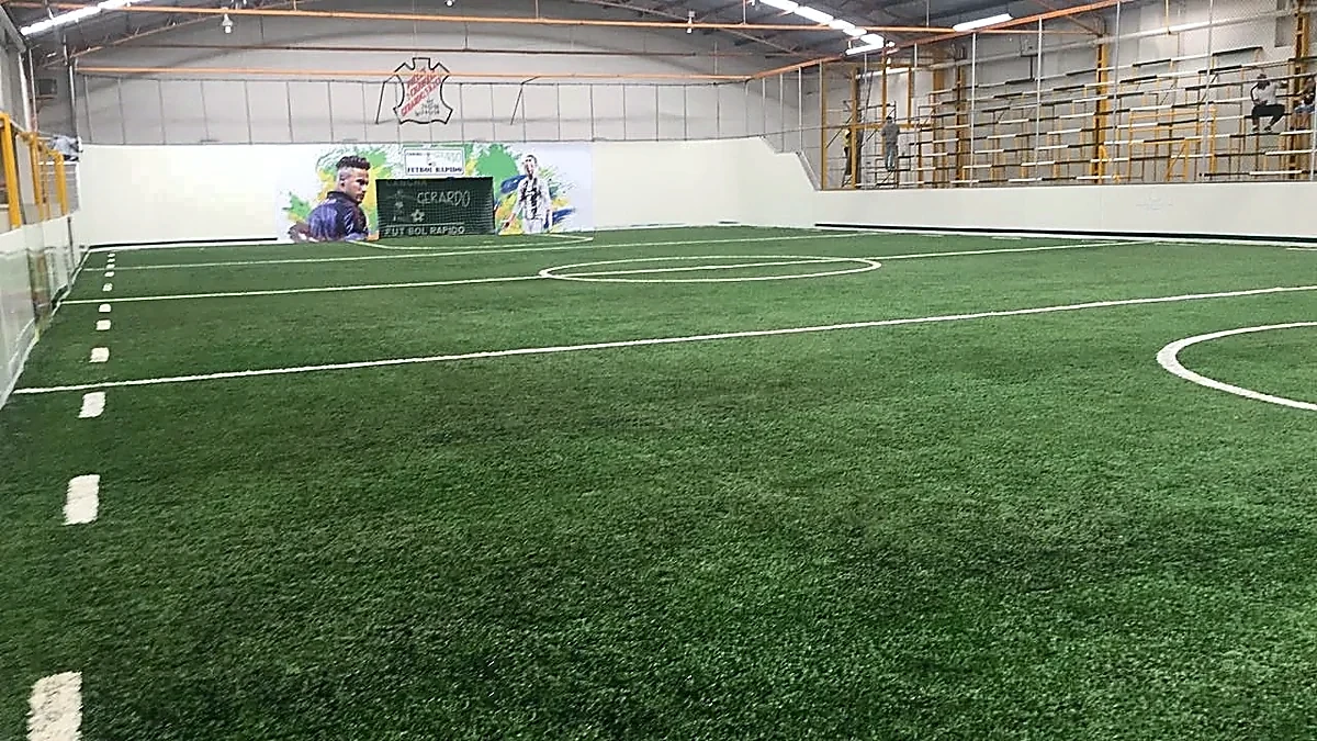 Cancha de fútbol rápido con pasto sintético en León, Guanajuato: otra vista de la cancha