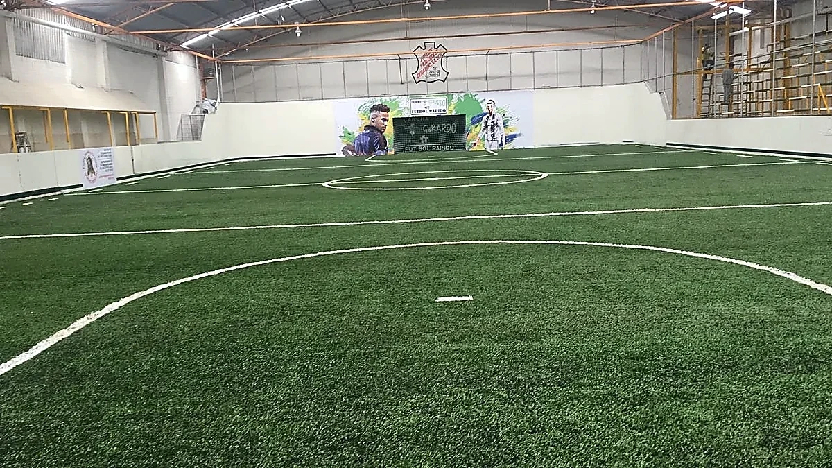 Cancha de fútbol rápido con pasto sintético en León, Guanajuato