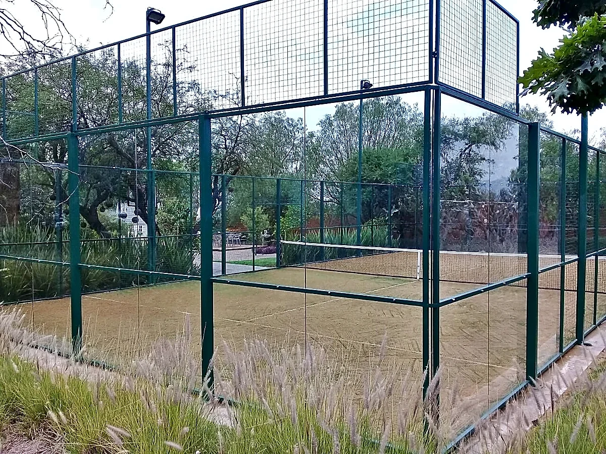 Cancha de pádel con pasto sintético en León, Guanajuato