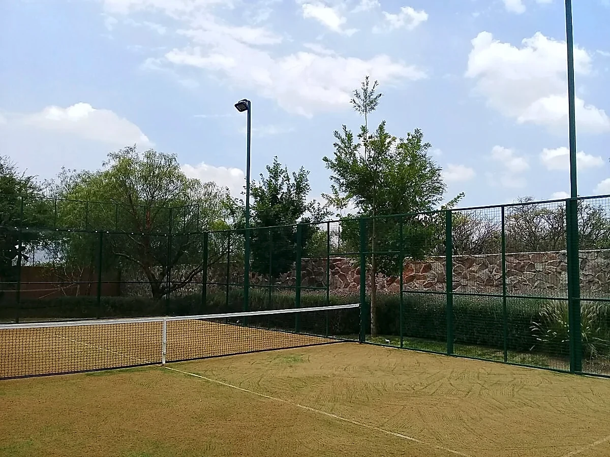 Cancha de pádel con pasto sintético en León, Guanajuato