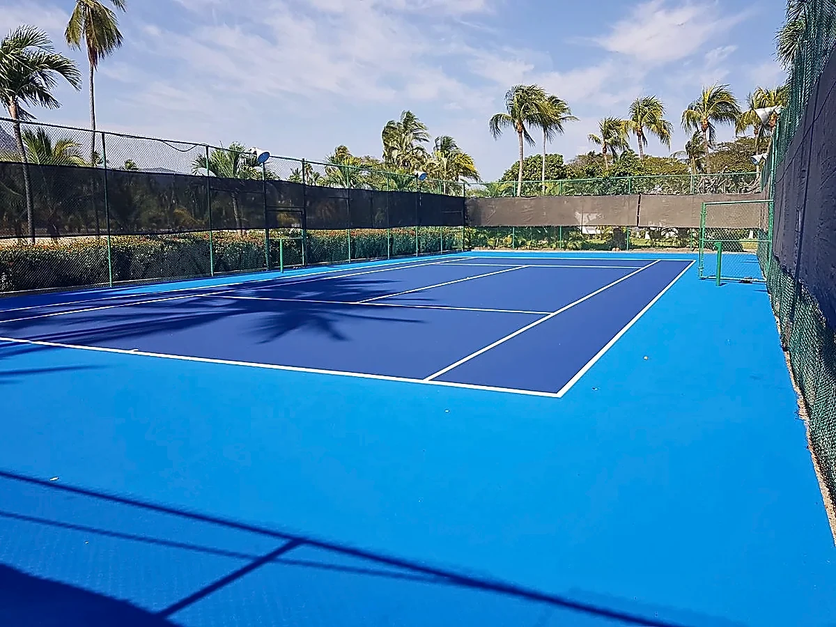 Cancha de básquetbol con pasto sintético en Acapulco, Guerrero: la cancha desde otro ángulo