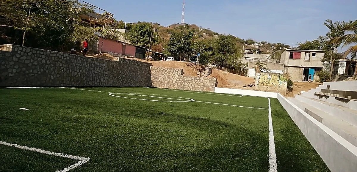 Cancha de fútbol 5 con pasto sintético en Izazaga Fútbol, Acapulco, Guerrero: la cancha desde la línea lateral