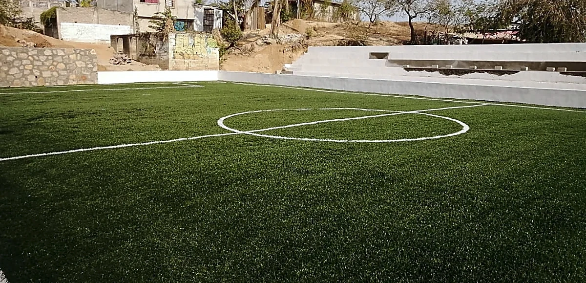Detalle del pasto sintético de la cancha de fútbol 5 en Acapulco, Guerrero
