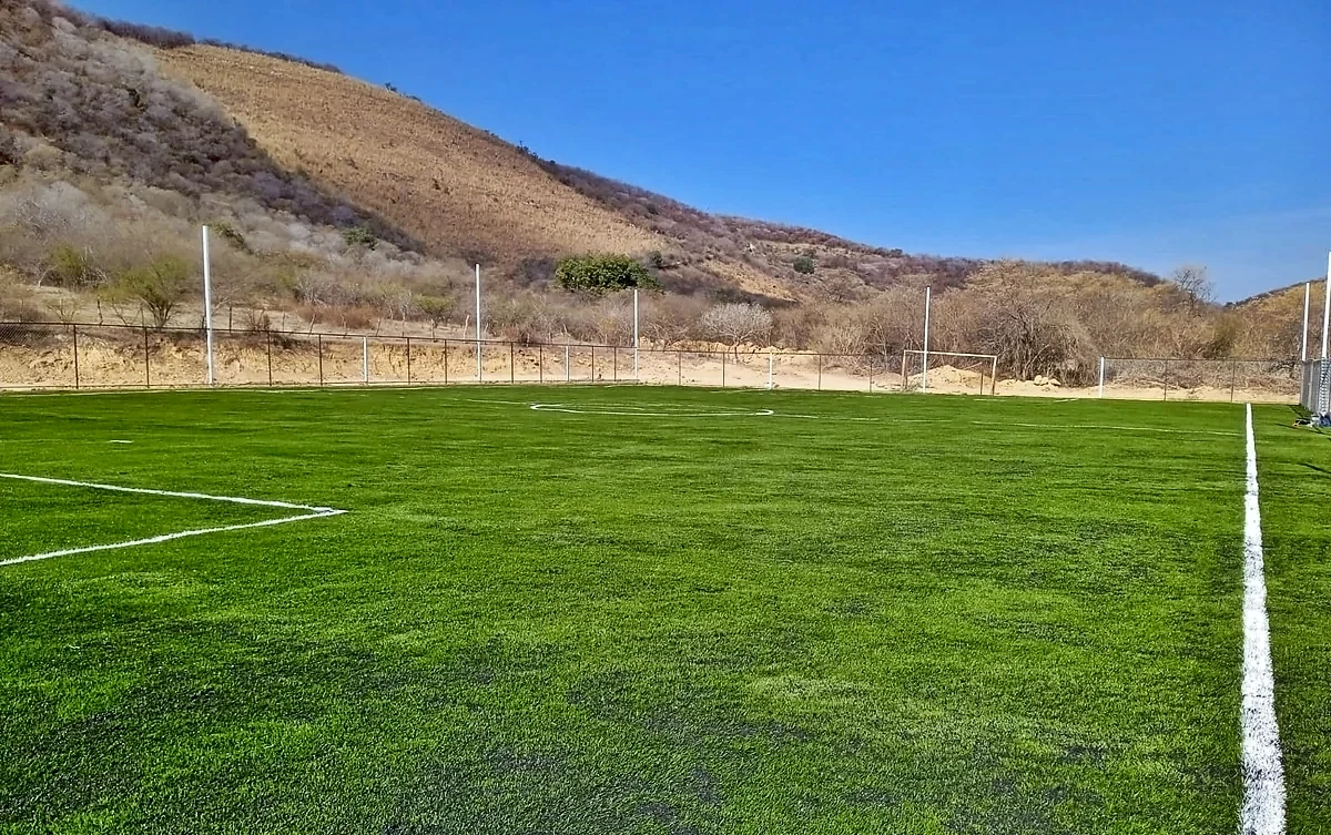 Cancha de fútbol 7 con pasto sintético en Cancha Municipal Cutzamala, Cutzamala de Pinzón (La Laja), Guerrero: pasto sintético deportivo recién cepillado