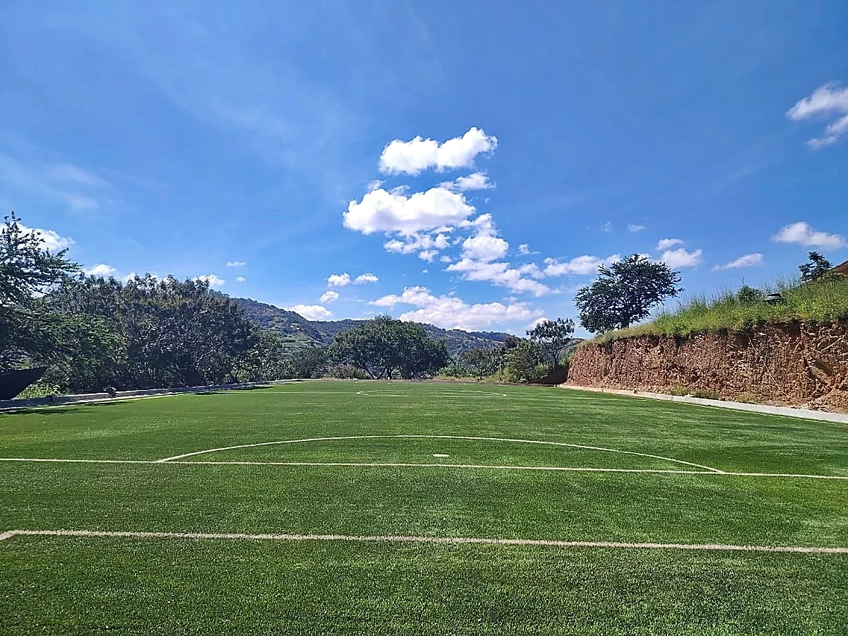 Cancha de fútbol 7 con pasto sintético en Escuela Primaria Bilingüe Emiliano Zapata, Temalacatzingo, Guerrero: otra vista de la cancha de fútbol 7