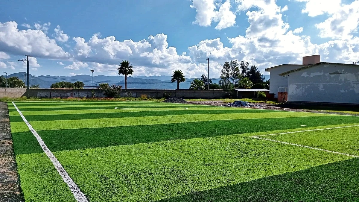 Cancha de fútbol 7 con pasto sintético en Escuela Secundaria Técnica Jesús Arizmendi Rogel, Pilcaya