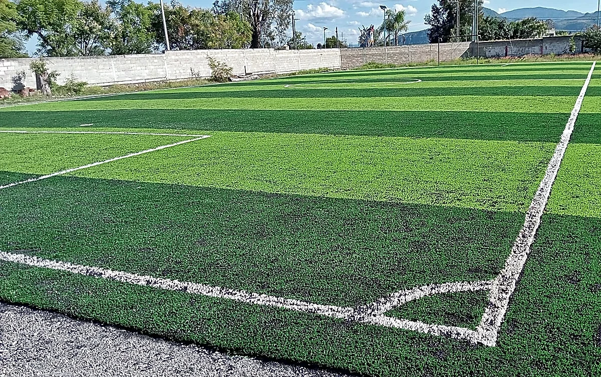 Cancha de fútbol 7 con pasto sintético en Escuela Secundaria Técnica Jesús Arizmendi Rogel, Pilcaya, Guerrero: otra vista de la cancha de fútbol 7