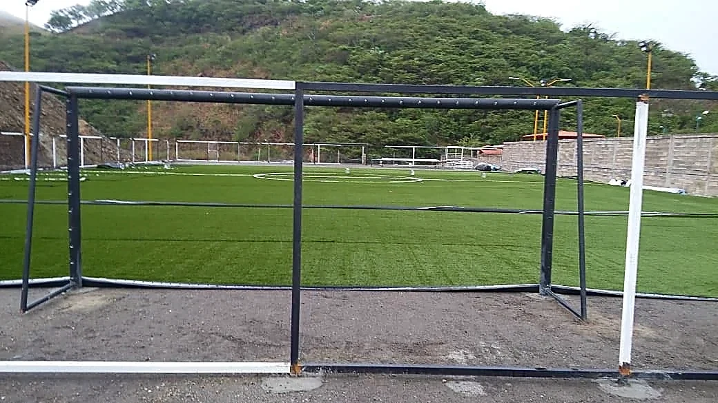 Cancha de fútbol 7 con pasto sintético en Mina Rey de Plata (Peñoles), Teloloapan, Guerrero: la cancha desde la línea lateral