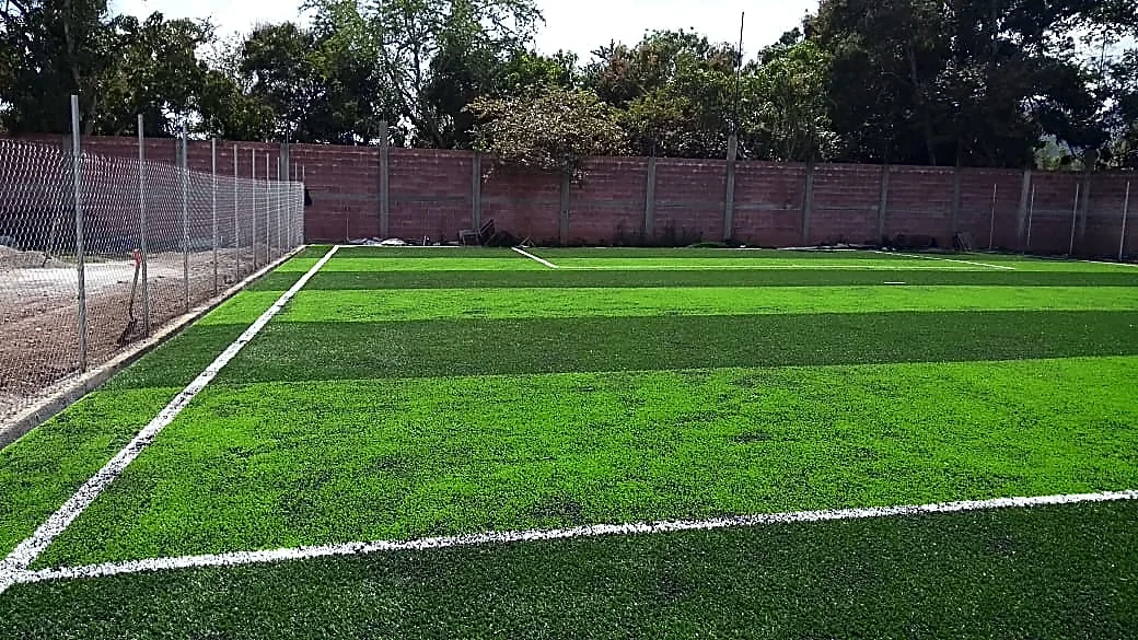 Detalle del pasto sintético de la cancha de fútbol 7 en Tixtla, Guerrero