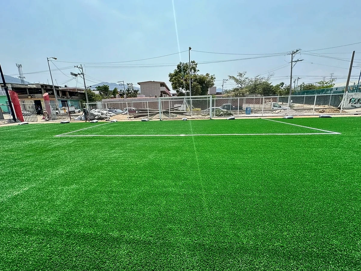 Cancha de fútbol rápido con pasto sintético en Acapulco, Guerrero: la cancha desde la línea lateral