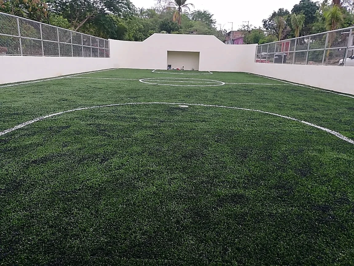 Cancha de fútbol rápido con pasto sintético en Cancha la Villa, San Luis Acatlán, Guerrero: otra vista de la cancha