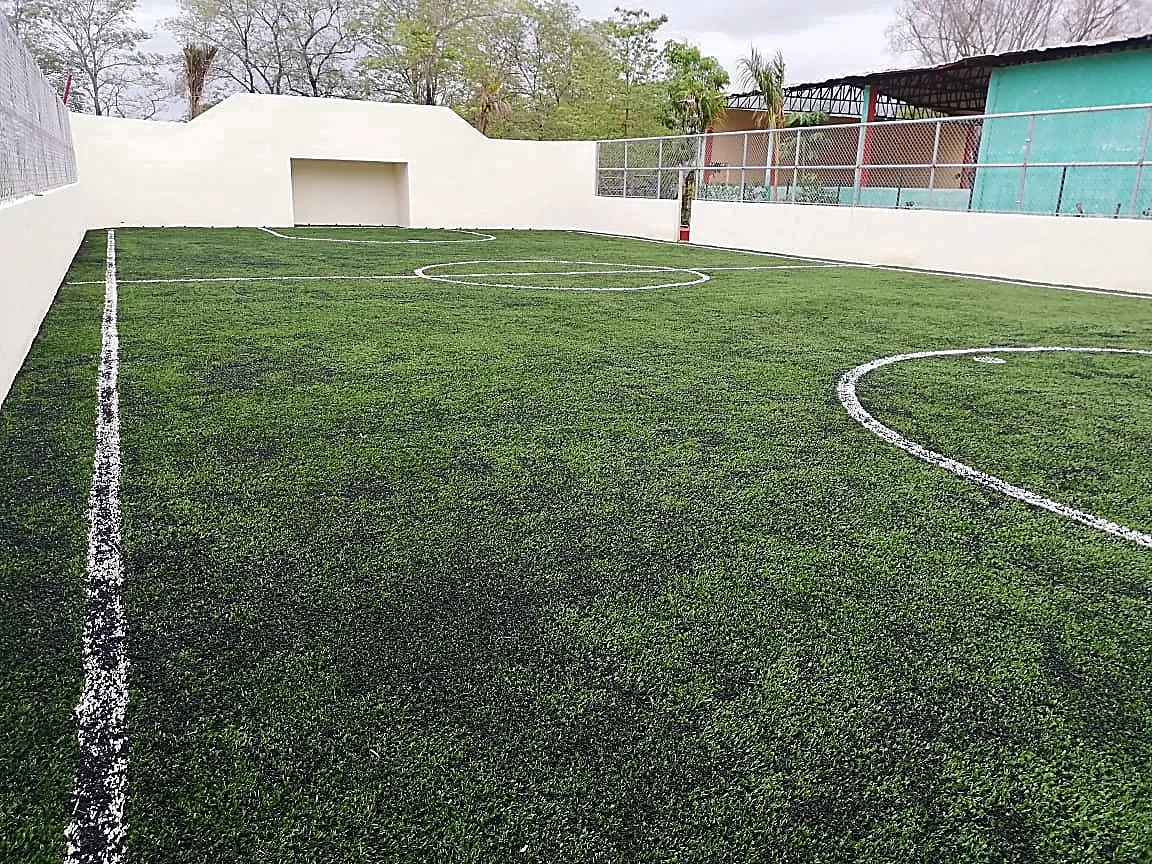 Detalle del pasto sintético de la cancha de fútbol rápido en San Luis Acatlán, Guerrero
