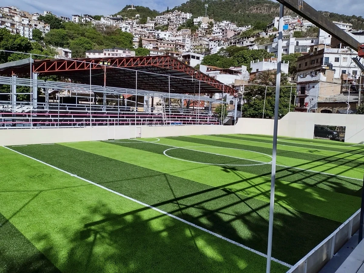 Cancha de fútbol rápido con pasto sintético en Unidad Deportiva de los Jales, Taxco, Guerrero: otra vista de la cancha