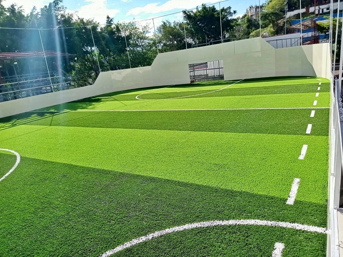 Cancha de fútbol rápido con pasto sintético en Unidad Deportiva de los Jales, Taxco, Guerrero: pasto sintético deportivo recién cepillado